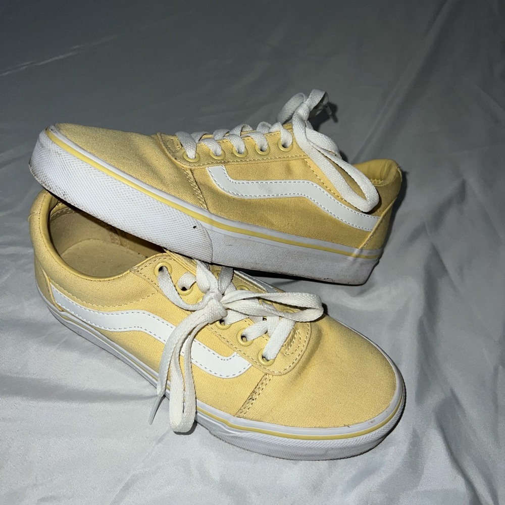 Pastel yellow tie vans size 7